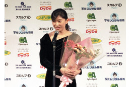 篠原涼子、報知映画賞主演女優賞の表彰式に漆黒のドレスを身にまとって登場 画像