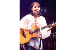 足立佳奈、クリスマス・イヴにワンマンライブ初日を開催!TikTokで話題の楽曲など披露 画像
