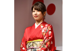 加藤綾子、華やかな振り袖姿で登壇!CM、ドラマの次は歌?? 画像