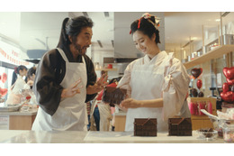 タイムスリップした役所広司&新川優愛、今度はバレンタインチョコ作りに挑戦 画像