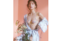 中村アン、ランジェリー姿披露!満開の笑顔で春の訪れの喜びを表現 画像