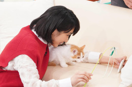 松本穂香、裏技使った猫とのかわいい自撮りに挑戦！ 画像
