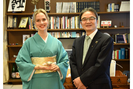 ナタリー・エモンズが文化庁を表敬訪問!宮田長官「世界への伝道者になってくれたら」 画像