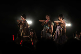 東京女子流、ステージで衣装を脱いだ!新曲「光るよ」初披露 画像