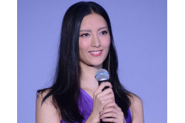 菜々緒、色気漂うバスローブ姿披露! 画像
