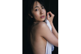 小島梨里杏、初写真集でバスタオル一枚の