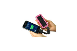 携帯電話やiPodなど多彩なモバイル機器に対応、ソーラーパネル搭載の充電器 画像