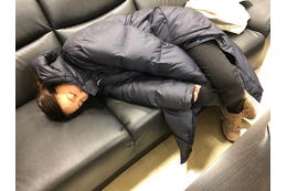 岡田結実、ダウンコートを着たまま寝る姿にファン「無理しないで」「ほどほどに頑張って」 画像