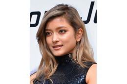 ローラ、イメージガラリなカーリーヘア披露！ 画像