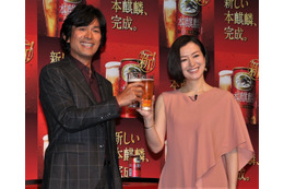 江口洋介と鈴木京香「桜の季節を楽しんで!」……CM発表会で仲良く“乾杯” 画像