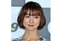 篠田麻里子、結婚後初公の場で“新妻”ぶりを披露！「今日、事件がありまして…」