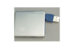シーエフ、USBメモリと同じ感覚で使えるバックアップ機能付き携帯型HDD 画像