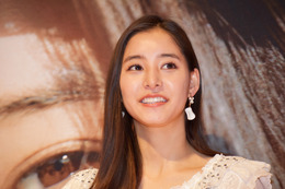 まるで美人姉妹!新木優子、谷まりあとの双子コーデショット公開 画像