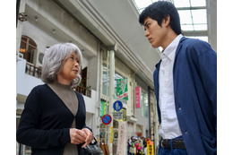 吉行和子らに翻弄される寛一郎...映画『雪子さんの足音』場面写真解禁 画像