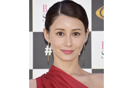 ダレノガレ明美、背中ざっくりな装いで美背中披露！ 画像