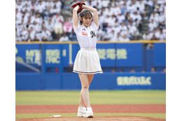 元°C-ute鈴木愛理、初始球式で美しい投球フォーム披露！ 画像