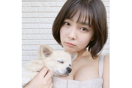 寺本莉緒、豊満バストに愛犬が！ファン嫉妬「幸せそう」「ラクになりたい……」 画像