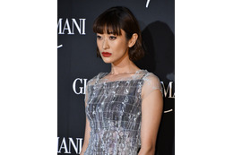 山田優激怒!?小栗旬が家のソファで“長髪女性”を腕枕…… 画像