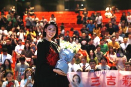 三吉彩花、上海国際映画祭に登場!バースデーサプライズに踊りだす?! 画像