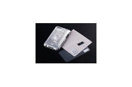 実売1,980円のiPod touch用クリスタルケース、スタンドに早代わりするベルトクリップ付き 画像