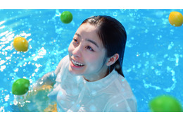橋本環奈、まさかのOL姿でプールに宙返り飛び込み?! 画像