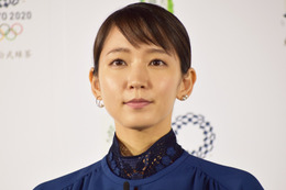 吉岡里帆「恥ずかしい……」！中指に報道陣が一斉にフラッシュ撮影 画像