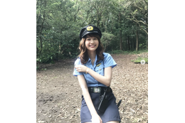 高田秋、CMでポリス役!キュートなミニスカ制服姿を披露! 画像