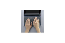 エレコム、実売1,050円のキーボードを汚れから守るキーボードカバー 画像