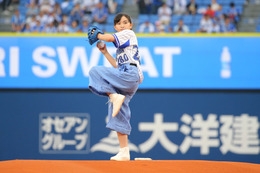 鈴木梨央、始球式で熱中症ゼロ呼びかけ! 画像