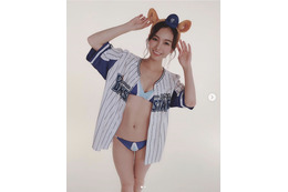 野球ユニフォームの下から水着がチラッ!ほのか、グラビアオフショット公開 画像