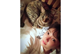 倉科カナ、愛猫とベッドの取り合い！2ショットに「可愛い」の声 画像