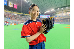 「じいちゃん、帰ってきたよ!」福地桃子、“夕見子”で札幌ドームに登場!美しいピッチング披露 画像