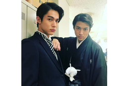 紋付羽織袴姿の山田裕貴&タキシード姿の中川大志、イケメンすぎる2ショット公開 画像