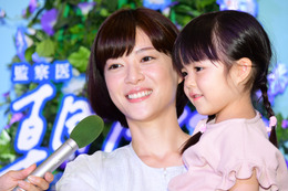 上野樹里、月9で共演の自由な子役を絶賛&抱っこ「いいですね、このフィット感」 画像