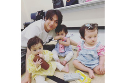 中川大志、赤ちゃんたちとの「パパ練習」中ショット公開!癒されるファン続出 画像