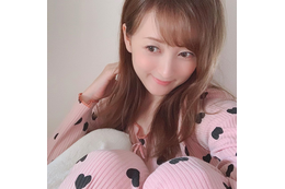 小松彩夏、ピンクの部屋着姿にファン興奮 画像