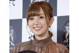 菊地亜美、母親との2ショットに「そっくり」の声殺到！ 画像