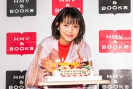 浜辺美波、チーズ食べる表情は「ギラギラ」!自身カレンダーの見どころ語る 画像