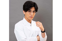 医師役に初挑戦の岩田剛典、”白衣にメガネ”姿を披露し「新鮮な気持ち」 画像
