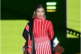 【GirlsAward 2019】ローラがランウェイのトップバッター!ド派手スタイルで会場を魅了 画像