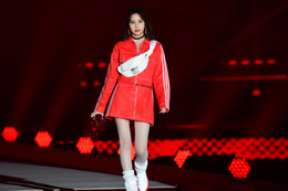 【GirlsAward 2019】河北麻友子、網タイツ&ルーズソックス姿で投げキッス 画像