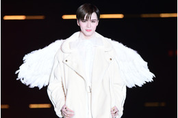 【GirlsAward 2019】Mattの登場に会場どよめき!真っ白な羽つけランウェイ 画像