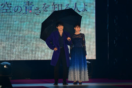 【GirlsAward 2019】吉沢亮＆吉岡里帆が相合傘で登場！『空の青さを知る人よ』SPステージ 画像