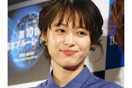 清野菜名、見事なうどんの食べっぷり!満足げな表情も 画像