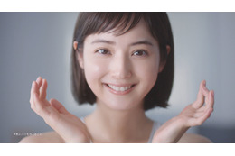 佐々木希、新CMでプルプル肌!メイキングではお茶目な表情も 画像