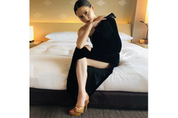 河北麻友子、ドレスをスタイリッシュに着こなす姿にファン「お洒落!」「美しい」 画像