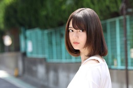 日向坂46・小坂菜緒の主演映画『恐怖人形』主題歌にThinking Dogsが決定! 画像