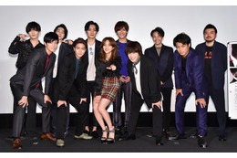堀田茜、主演作舞台挨拶にチェックのミニスカ姿で登場!パートナーに求める条件明かす 画像