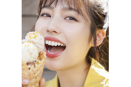 秋田汐梨がアイスを片手にキュートな笑顔!カレンダー表紙など公開 画像