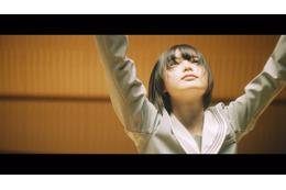 欅坂46・平手友梨奈、ソロ曲「角を曲がる」本日配信スタート 画像